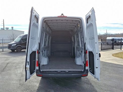 Used 2025 Mercedes-Benz Sprinter 2500 image 9