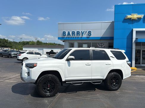 Used 2024 Toyota 4Runner TRD Off-Road Premium w/ Off Road Premium Plus Package AWD/4WD image 2