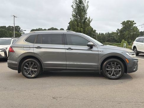 Used 2024 Volkswagen Tiguan SE FWD image 3