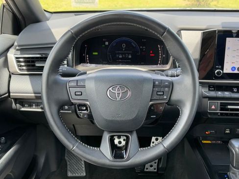 Used 2025 Toyota Camry SE FWD image 15