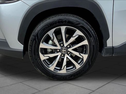 Used 2025 Toyota Corolla Cross XLE FWD image 11