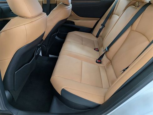 Certified 2024 Lexus ES 300h w/ Premium Package image 32