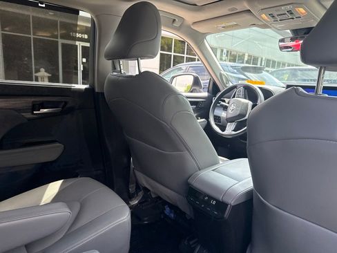 Used 2023 Toyota Highlander Limited AWD/4WD image 9