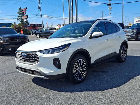 Used 2025 Ford Escape PHEV w/ Class II Trailer Tow Package image 3