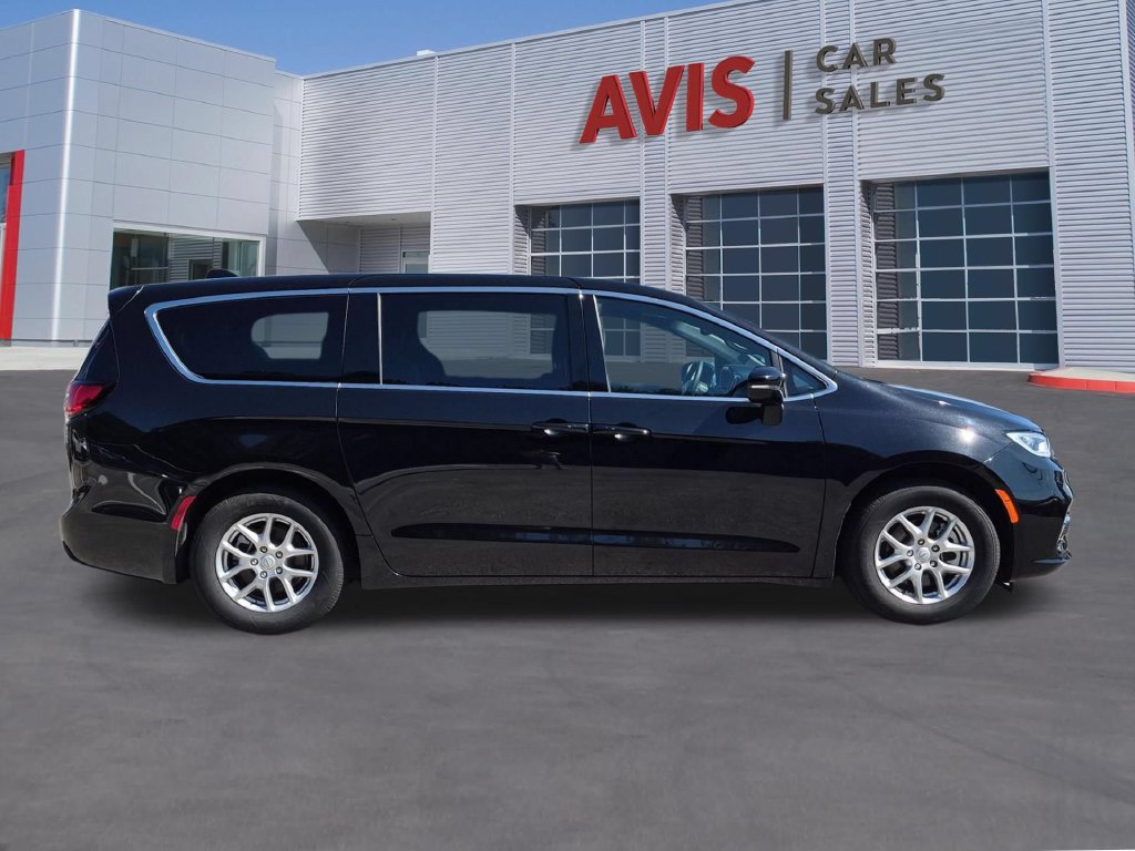 Used 2026 Chrysler Pacifica Select FWD image 5