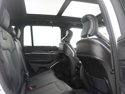 Used 2024 Jeep Grand Cherokee Overland w/ Luxury Tech Group IV image 12