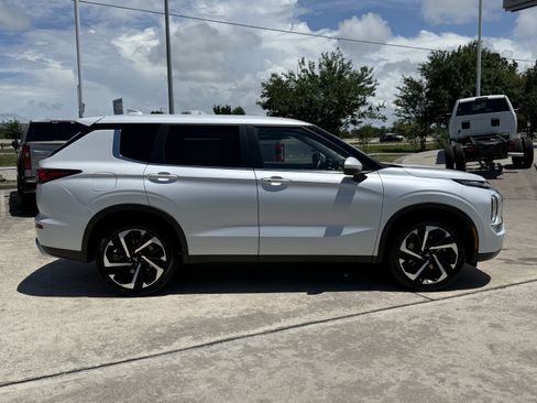 Used 2024 Mitsubishi Outlander SE FWD image 3