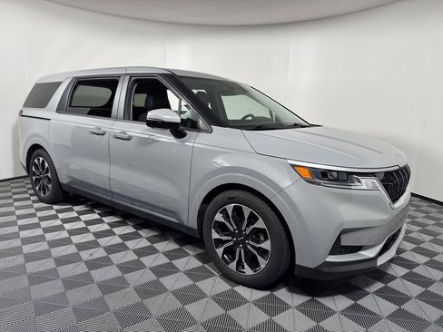 Used 2022 Kia Carnival EX image 7
