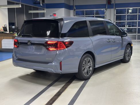 New 2026 Honda Odyssey Touring image 4
