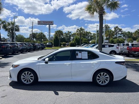 Used 2022 Toyota Camry LE FWD image 7