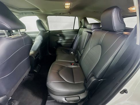 Used 2025 Toyota Highlander XLE image 28