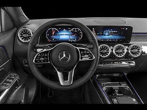 Used 2023 Mercedes-Benz GLB 250 4MATIC image 35