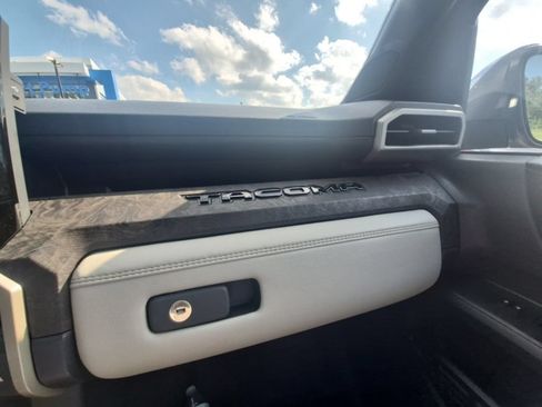 Used 2025 Toyota Tacoma Limited AWD/4WD image 11