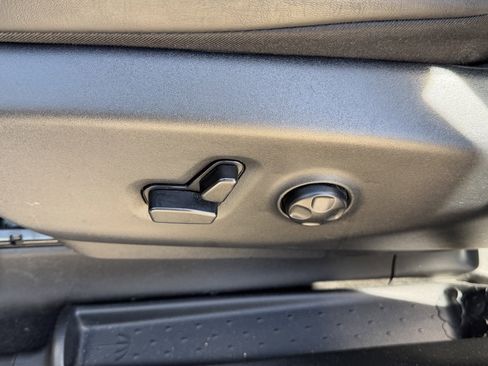 Used 2025 Chrysler Pacifica Limited image 13