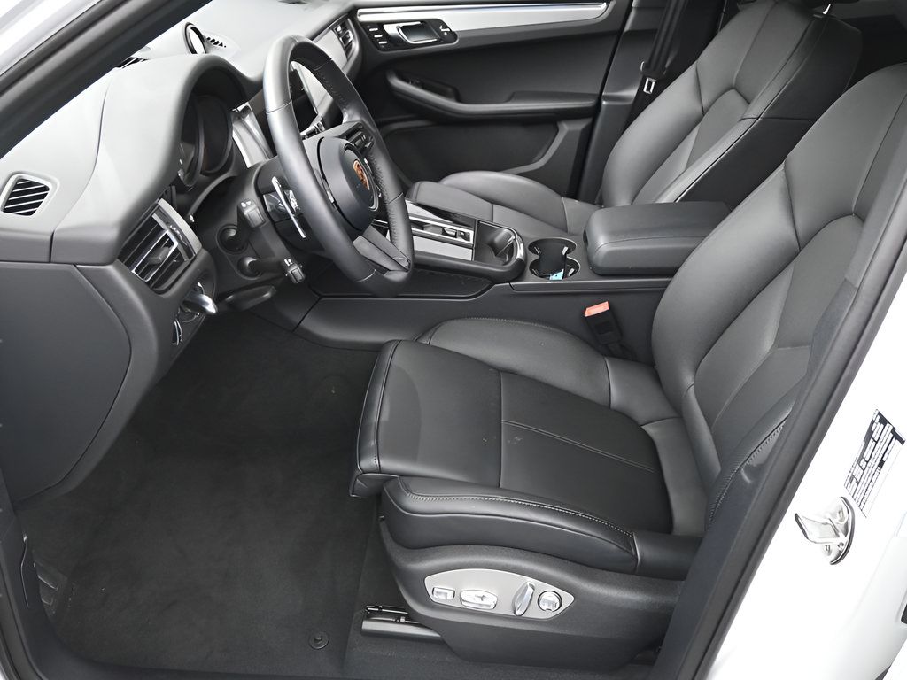Certified 2026 Porsche Macan AWD/4WD image 6