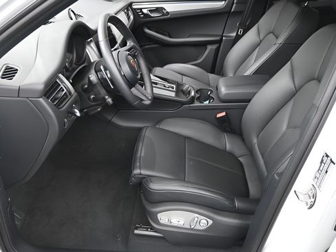 Used 2026 Porsche Macan AWD/4WD image 6