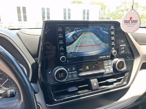 Used 2022 Toyota Highlander XLE FWD image 22