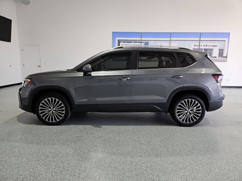 Certified 2025 Volkswagen Taos SE FWD image 2