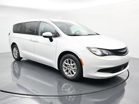 Used 2023 Chrysler Voyager LX FWD image 2
