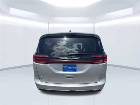 Used 2024 Chrysler Pacifica Touring-L FWD image 7