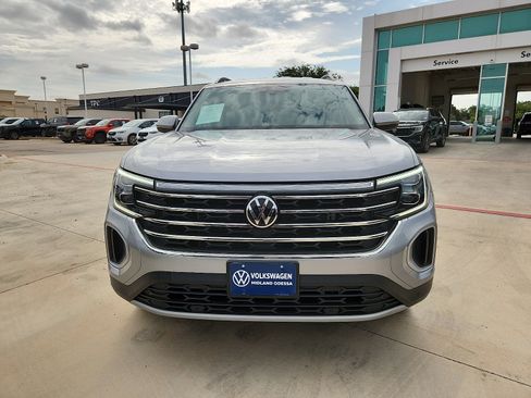 Used 2025 Volkswagen Atlas SE FWD image 2