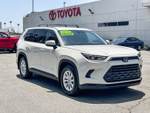 Used 2024 Toyota Grand Highlander AWD image 3
