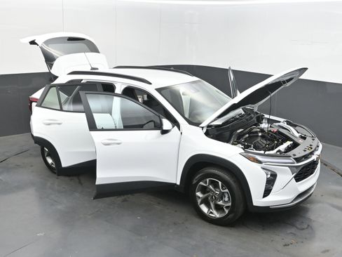 Used 2025 Chevrolet Trax LT FWD image 45