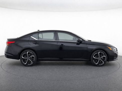 Used 2024 Nissan Altima 2.5 SR FWD image 2