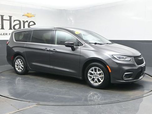Used 2023 Chrysler Pacifica Touring-L FWD image 6