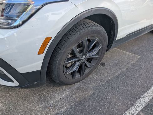 Used 2023 Volkswagen Tiguan SE w/ Panoramic Sunroof Package image 3