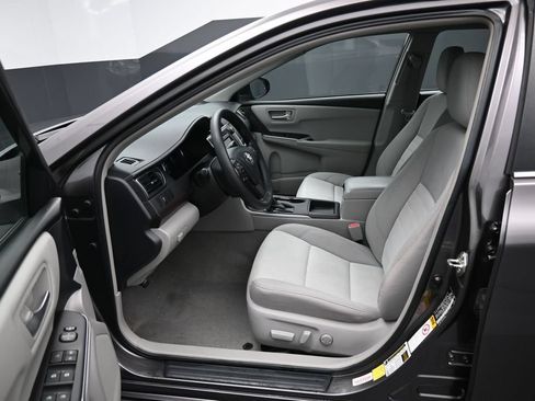 Used 2016 Toyota Camry LE FWD image 9