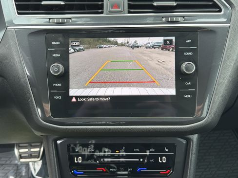 Used 2022 Volkswagen Tiguan SE R-Line image 34