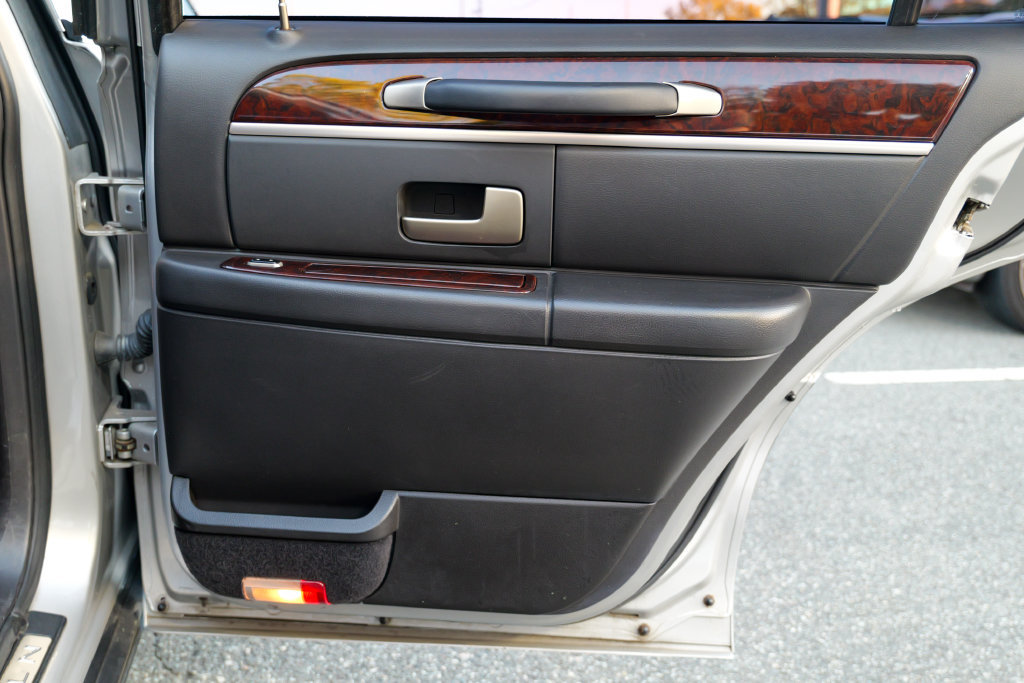 Used 2008 Lincoln Town Car Executive RWD image 32