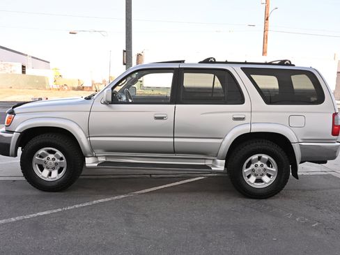 Used 2000 Toyota 4Runner SR5 AWD/4WD image 5