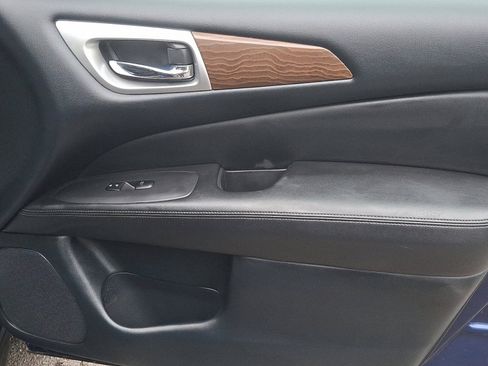 Used 2020 Nissan Pathfinder Platinum image 10