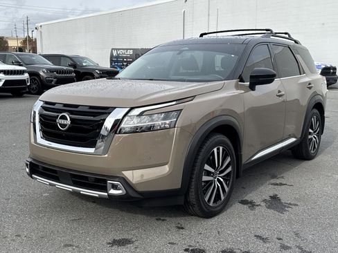 Used 2023 Nissan Pathfinder Platinum image 3