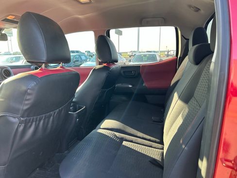 Used 2019 Toyota Tacoma SR5 AWD/4WD image 14