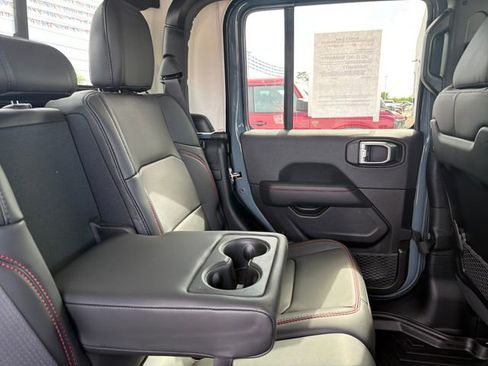 Used 2024 Jeep Gladiator Rubicon w/ Technology Group AWD/4WD image 57
