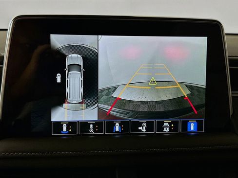 Used 2022 GMC Yukon SLT w/ SLT Premium Package image 13