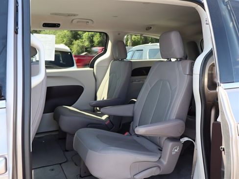 Used 2017 Chrysler Pacifica LX FWD image 19