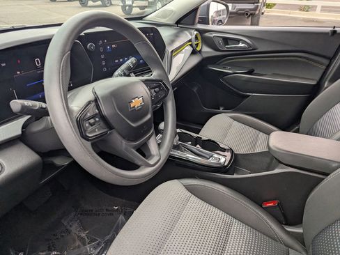 Used 2025 Chevrolet Trax LT FWD image 17