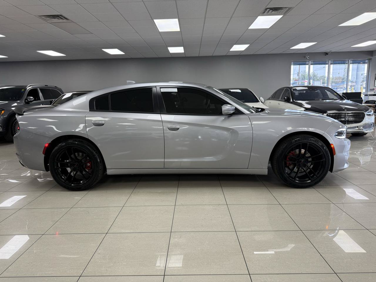 Used 2017 Dodge Charger SXT RWD image 3