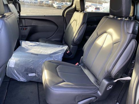 New 2026 Chrysler Pacifica Select image 7