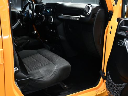 Used 2012 Jeep Wrangler Unlimited Rubicon w/ Max Tow Pkg image 32