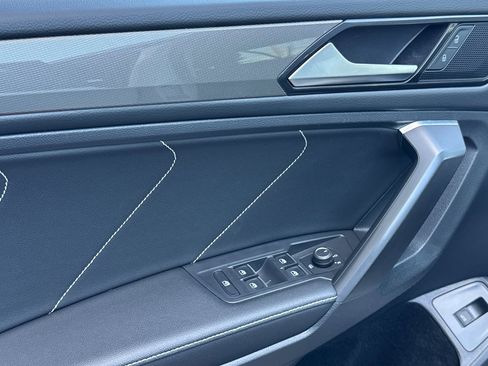 Used 2022 Volkswagen Tiguan SE w/ Panoramic Sunroof Package image 11