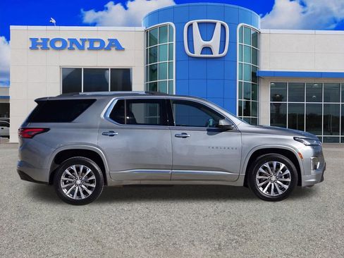 Used 2023 Chevrolet Traverse Premier image 2