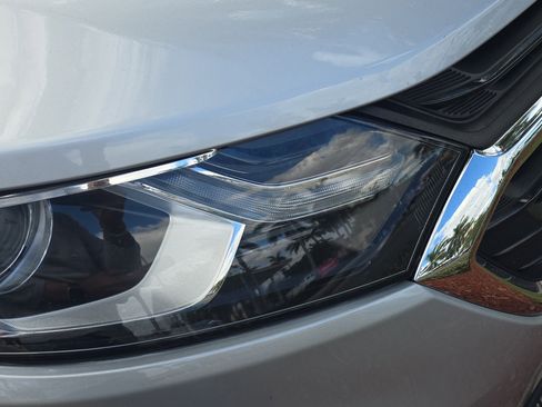 Used 2021 Chevrolet Equinox LS image 9