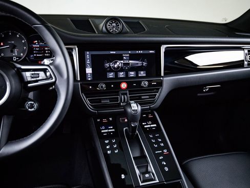 Certified 2026 Porsche Macan image 19