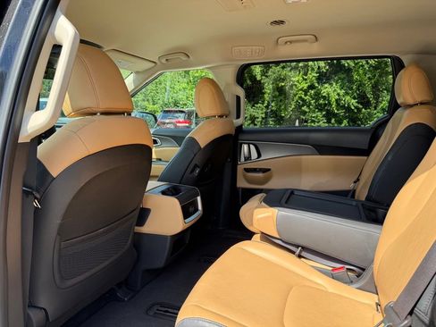Certified 2024 Kia Carnival LX FWD image 10