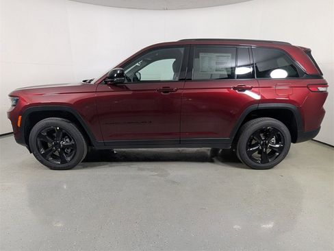 New 2025 Jeep Grand Cherokee Altitude image 4